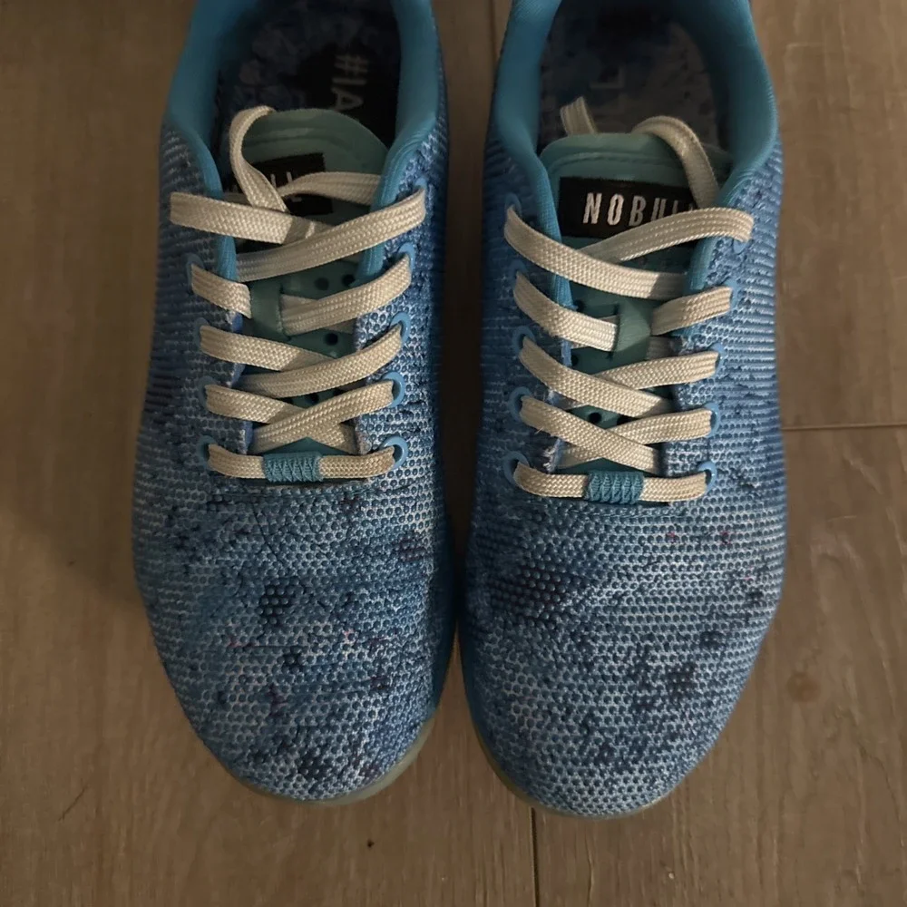 NOBULL Unisex Brooke‎ Ence Artwork Trainers Athletic Blue Sneakers  W 9.0/ M 7.5
